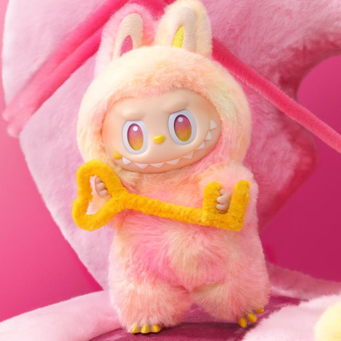 POP MART LABUBU THE MONSTERS BIG INTO ENERGY LOYALTY PELUŞ FİGÜR - Termos Türkiye -